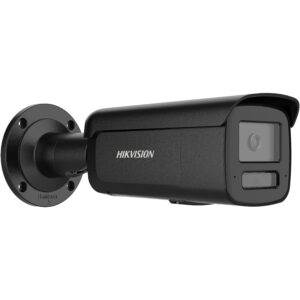 Schwarze Überwachungskamera mit der Aufschrift "Hikvision" an einer Halterung montiert.