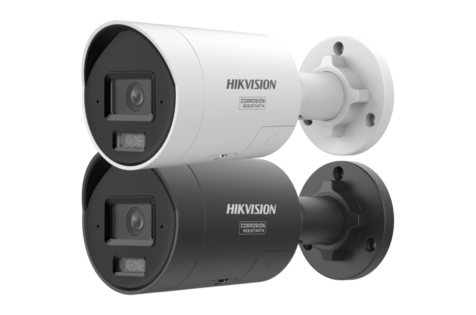 Zwei Überwachungskameras von Hikvision, eine in Weiß und eine in Schwarz, nebeneinander an einer Wand montiert.