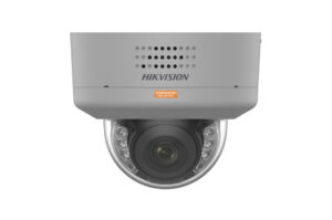 Sicherheitskamera von Hikvision mit "Corrosion Resistant" Schild, zeigt das Objektiv und die Schutzhülle.
