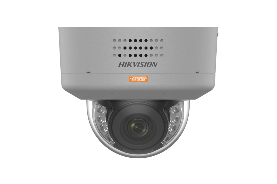 Sicherheitskamera von Hikvision mit "Corrosion Resistant" Schild, zeigt das Objektiv und die Schutzhülle.