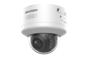Weißes Überwachungskamera-Dome mit transparentem Gehäuse, sichtbare Linse und "HIKVISION"-Logo.