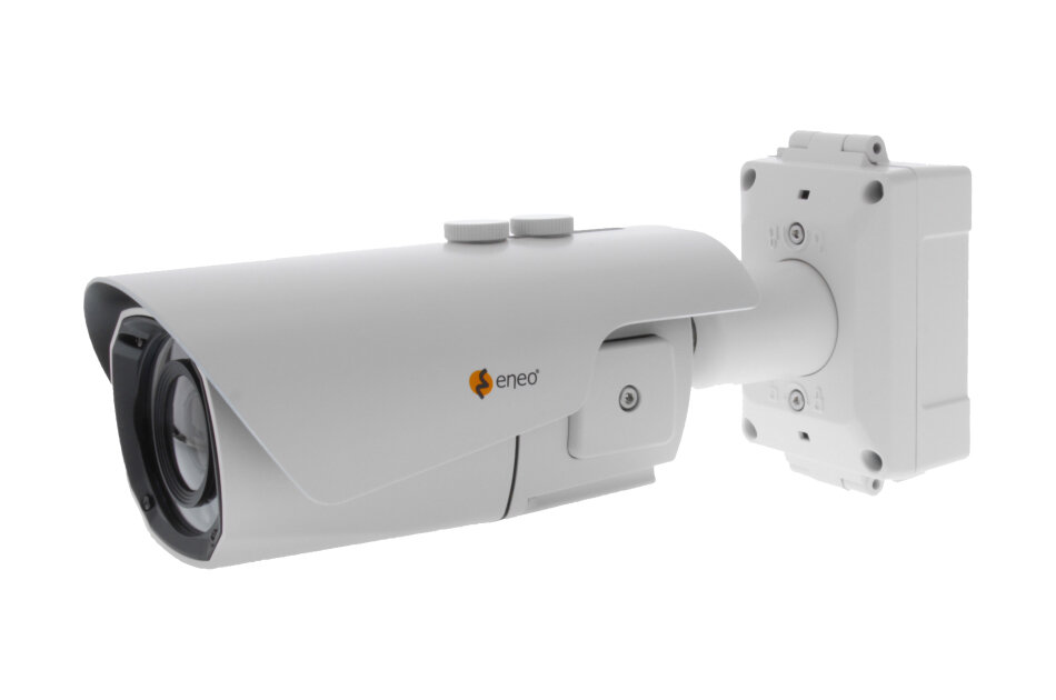 Weiße Überwachungskamera mit Markenlogo, seitlich montiert.