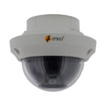 Überwachungskamera mit Halbkugelgehäuse und einer Markierung "eneo" oben.