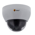 Weiß-graue Dome-Überwachungskamera mit einem eindeutigen Logo "eneo" auf der Oberseite.
