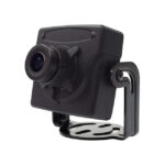 Kompakte Überwachungskamera mit verstellbarer Halterung auf weißem Hintergrund.