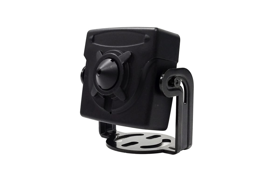 Eine kleine, schwarze Überwachungskamera mit verstellbarer Halterung vor weißem Hintergrund.
