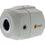 Weiße Sicherheitskamera der Marke eneo mit einem Sichtfenster und einer Öffnung für Kabel.