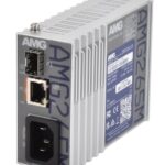 Metallgehäuse eines AMG265M-Netzwerkgeräts mit Anschlüssen und sichtbaren Etiketten mit technischen Informationen.