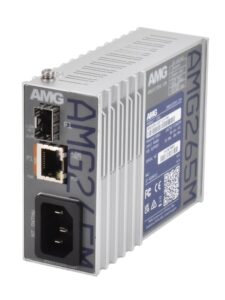 Metallgehäuse eines AMG265M-Netzwerkgeräts mit Anschlüssen und sichtbaren Etiketten mit technischen Informationen.