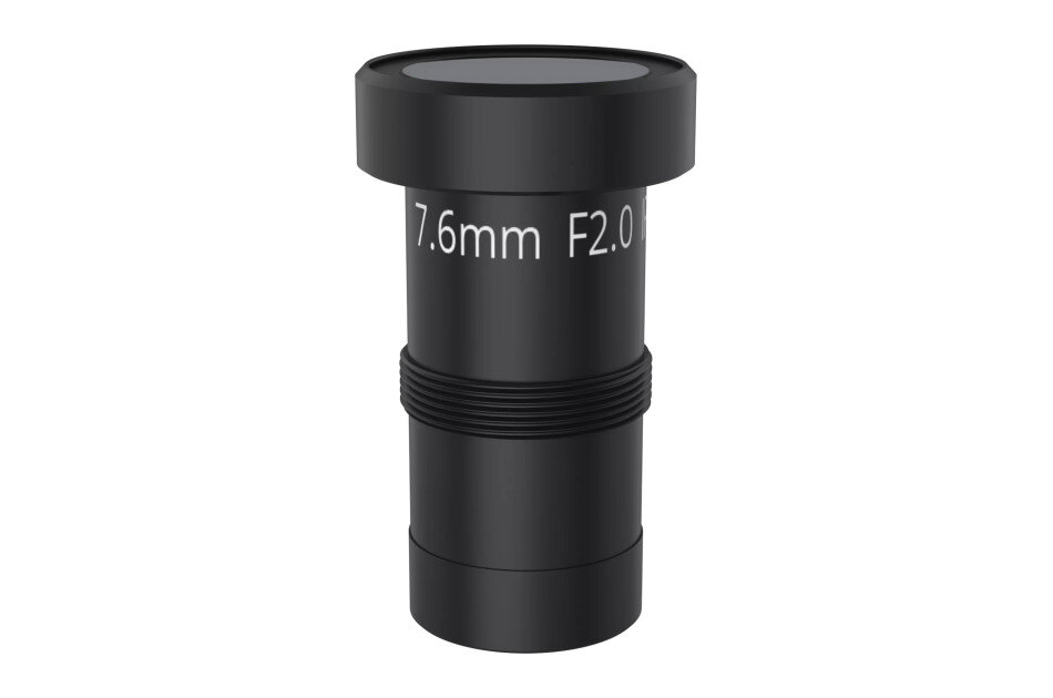 Schwarzes Kameraobjektiv mit Aufschrift "7.6mm F2.0" auf einer weißen Hintergrund.