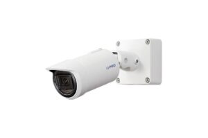 Weiße Überwachungskamera mit länglicher Form an einer Wandhalterung befestigt.