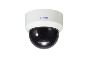 Weiße Überwachungskamera mit schwarzer Kuppel, die das Logo "i-PRO" trägt.