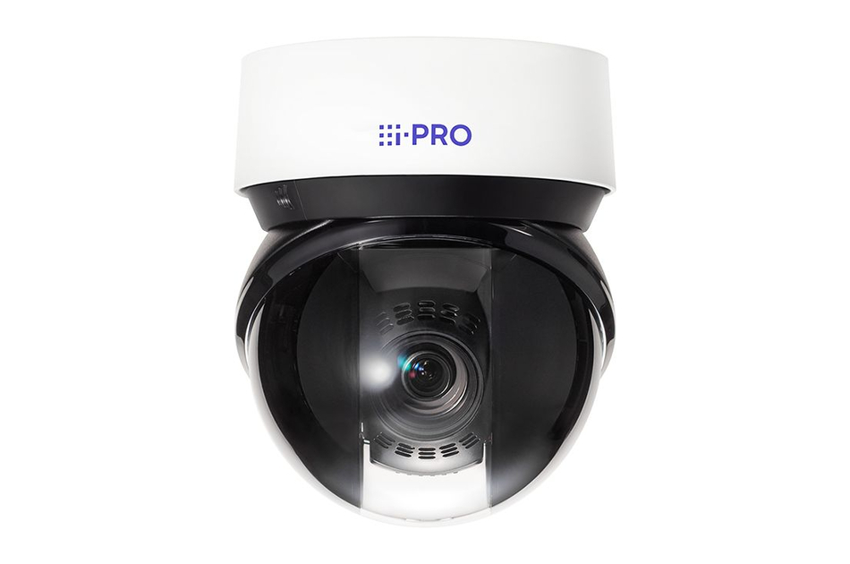 Überwachungskamera mit weißem Gehäuse und sichtbarem Objektiv, auf dem "PRO" steht.