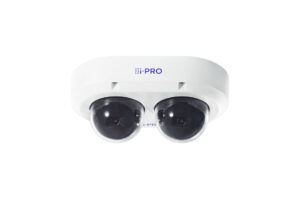 Überwachungskamera mit zwei separaten Linsen in einem weißen Gehäuse mit dem Logo "i-PRO".