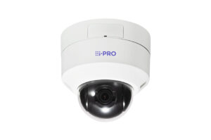 Weiße Überwachungskamera mit halbrundem Gehäuse und sichtbarem Objektiv, Markenname "i-PRO".