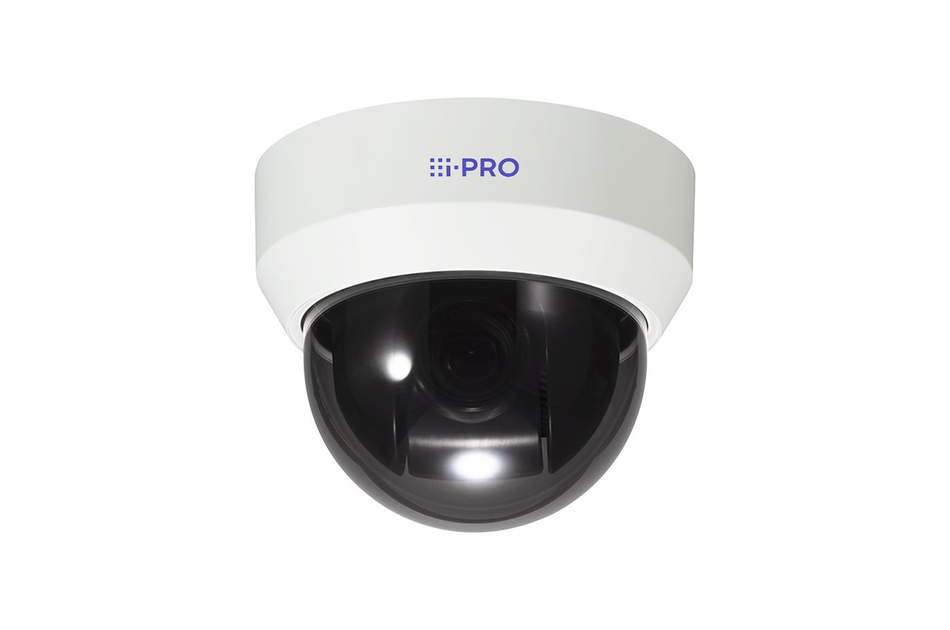 Eine weiße Dome-Kamera mit dunkler Glaskuppel und dem Logo "i-PRO" oben drauf.