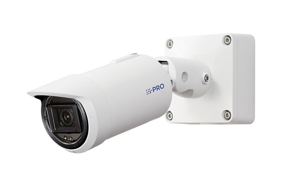 Weiße Sicherheitskamera an der Wand montiert, mit sichtbarem Objektiv und Markenlogo.