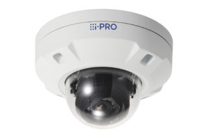 Sicherheitskamera mit gewölbtem, transparentem Schutzgehäuse und blauem "i-PRO"-Logo.