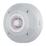 Deckenmontierter, runder Rauchmelder mit zentralem Gitter und mehreren Schrauben zur Befestigung.