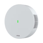 Rundes, weißes Gerät mit einem grünen Licht in der Mitte und Lüftungsschlitzen an der Seite.