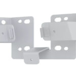 Zwei weiße, miteinander verbundene Metallhalterungen mit mehreren Befestigungslöchern.