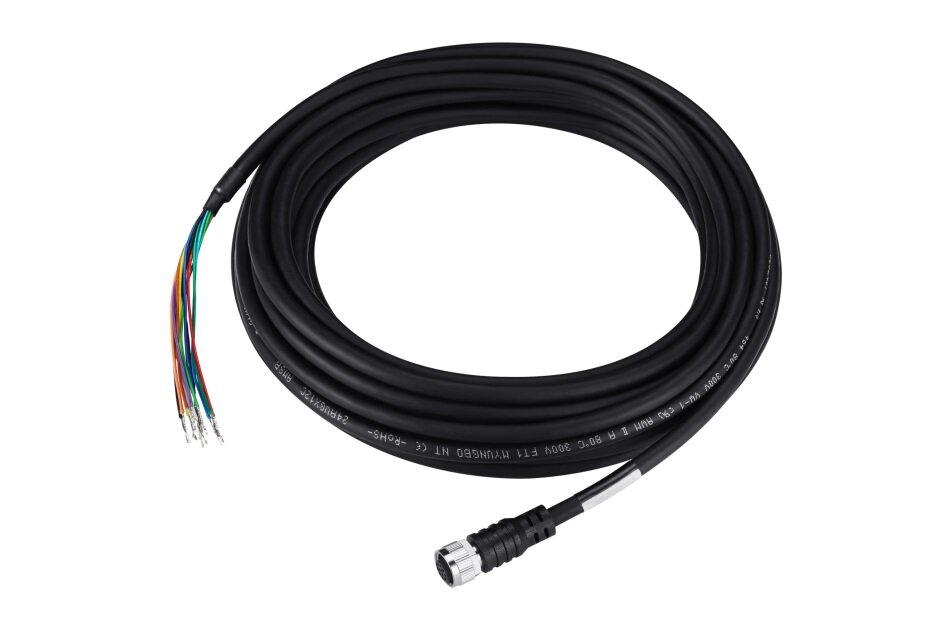 Ein schwarzes Kabel mit einem Stecker an einem Ende und offenen Drähten in verschiedenen Farben am anderen.