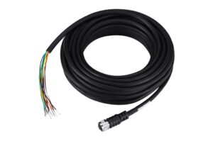 Schwarzes Kabel mit mehreren farbigen Drähten und einem Metallstecker am anderen Ende.