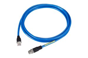 Ein blaues Netzwerkkabel mit einem RJ45-Stecker an einem Ende und einem runden Stecker am anderen Ende.