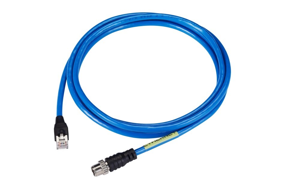 Ein blaues Ethernet-Kabel mit einem RJ45-Stecker auf der einen Seite und einem speziellen Stecker auf der anderen Seite.