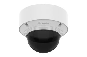 Überwachungskamera mit kugelförmigem, schwarzem Objektiv in einer weißen Kuppel mit Hanwha-Logo.