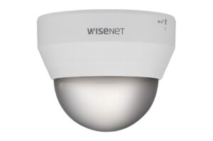 Überwachungskamera von Wisenet mit abgerundetem Gehäuse und Kuppelobjektiv.