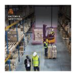 Zwei Personen in Schutzkleidung inspizieren Dokumente in einem Lager, während ein Arbeiter mit einem Gabelstapler Kartons bewegt.