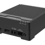 Ein schwarzer Netzwerkrekorder mit mehreren Anschlüssen und Kontrollleuchten auf der Vorderseite.