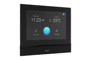 Ein schwarzes digitales Display zeigt die Uhrzeit 11:23 Uhr, das Datum Freitag, 18. Juni und eine Temperatur von 23°C an.
