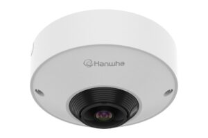 Eine weiße, runde Überwachungskamera mit der Aufschrift "Hanwha" auf der Vorderseite.