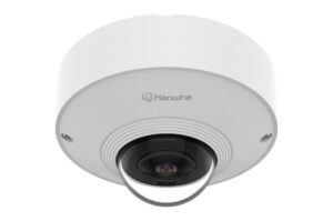 Überwachungskamera von Hanwha mit weißem Gehäuse und sichtbarer Glaslinse.