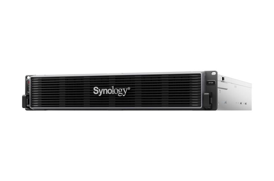 Ein Synology Rack-Mount NAS-Gerät mit silbernem Gehäuse und schwarzer Front, auf der das Synology-Logo zu sehen ist.