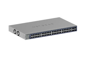 Netzwerk-Switch mit 48 Ethernet-Anschlüssen und zwei Lüftungsöffnungen auf der linken Seite.