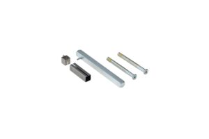 Ein Set aus zwei Schrauben, einem silbernen Metallgriff, einem rechteckigen Metallblock und einem kleinen Metallwürfel.