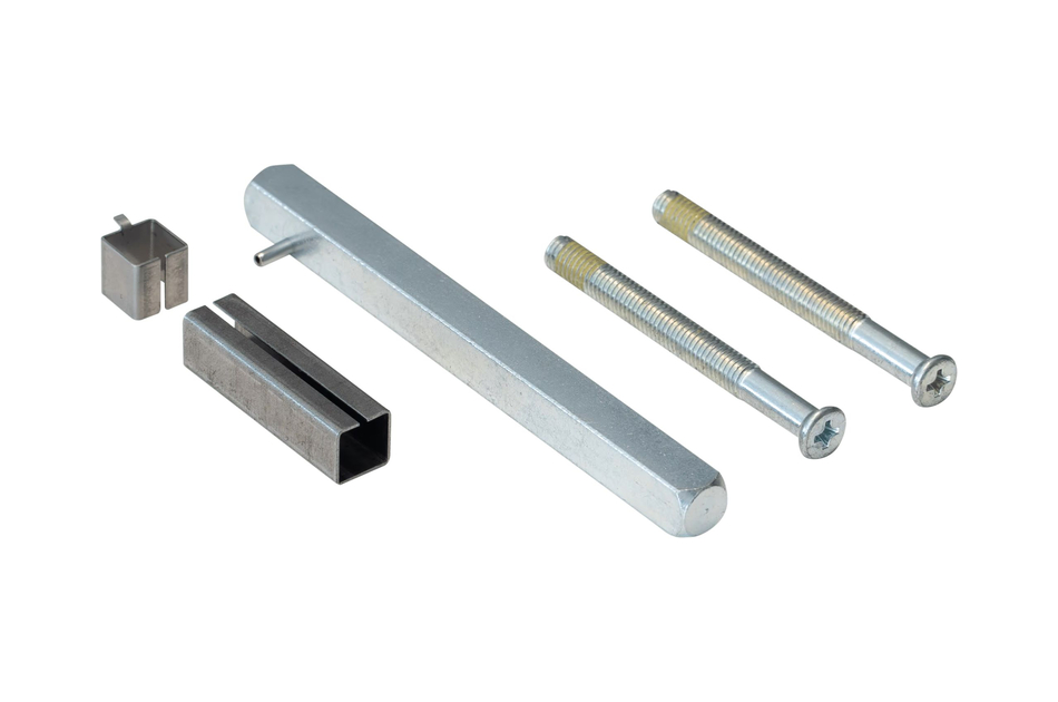 Ein Satz aus Metallteilen, darunter zwei Schrauben, eine Metallstange und zwei kleine Metallstücke auf einem weißen Hintergrund.