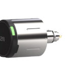 Ein silberner USB-Stecker mit schwarzer Kappe und grüner LED-Anzeige.