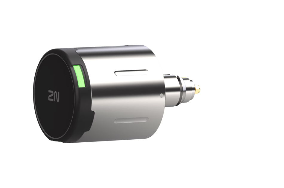 Ein silberner USB-Stecker mit schwarzer Kappe und grüner LED-Anzeige.