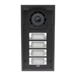 Türsprechanlage mit Kamera und vier beleuchteten Namensschildern in einem schwarzen Gehäuse.