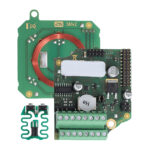 Elektronische Schaltkreise mit grüner Platine, Kupferspule und verschiedenen Komponenten wie Kondensatoren und Chips.