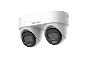 Weiße Sicherheitskamera mit zwei Linsen und Hikvision-Logo auf der Oberseite.