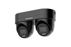 Eine schwarze Überwachungskamera von Hikvision mit zwei Linsen, montiert in einem Gehäuse.