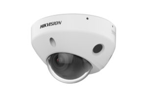 Weiße Überwachungskamera von Hikvision mit Kuppel und sichtbarer Linse.
