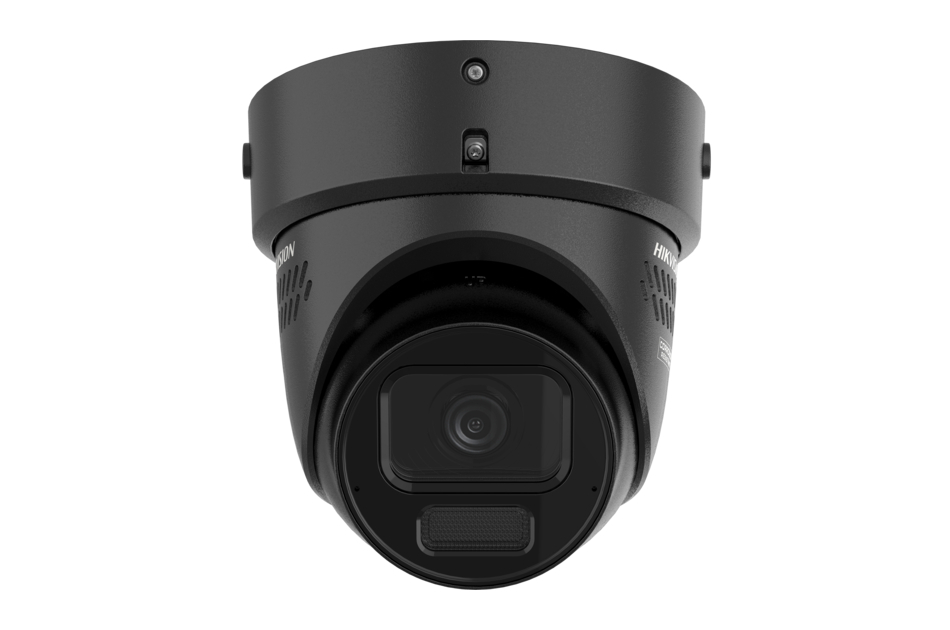 Schwarze Überwachungskamera mit abgerundetem Gehäuse und sichtbarem Objektiv, vor einem weißen Hintergrund.