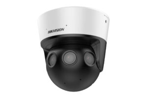 Überwachungskamera von Hikvision mit mehreren Objektiven in einem weißen und schwarzen Gehäuse.