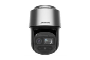 Überwachungskamera von Hikvision mit zwei Linsen und einem silbernen Gehäuse.